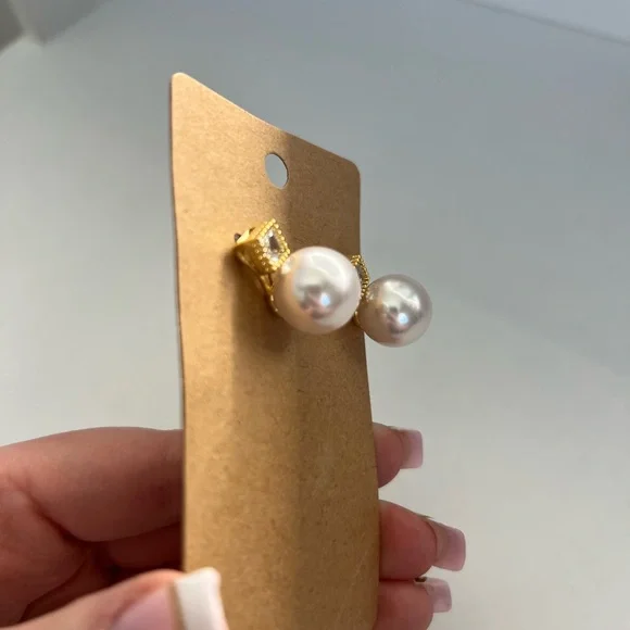 Elegant Pearl and Gold Stud Earrings - Picture 3 of 4